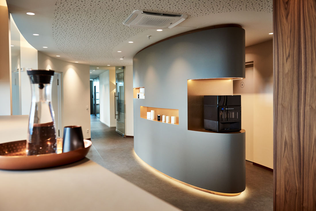 03_2_fertigstellung_praesentationsmoebel_schoenheitschirurgie