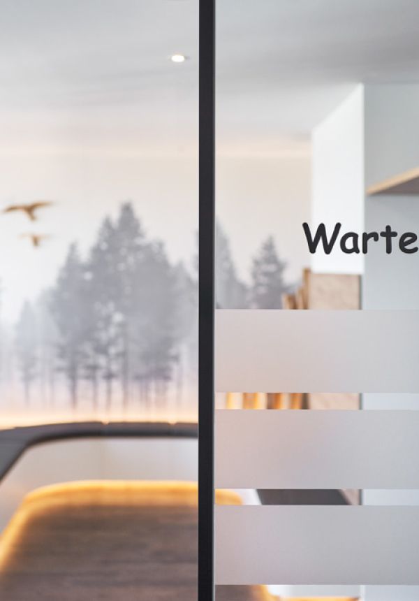 Empfangsbereich und Wartezimmer HNO Praxis